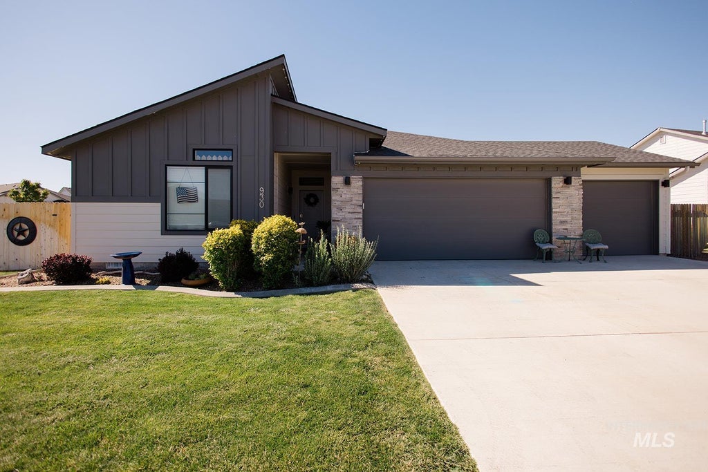 Photo of 930 SW Lago ST, Mountain Home, ID 83647 (MLS # 98990286)