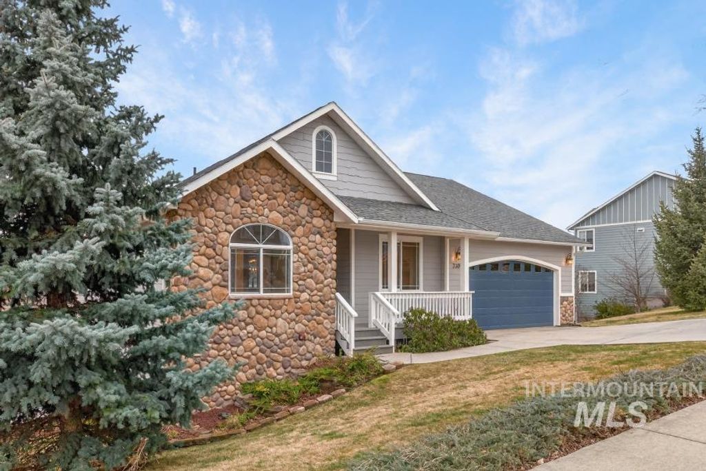Photo of 2309 Cambridge Ct, Moscow, ID 83843 (MLS # 98978358)