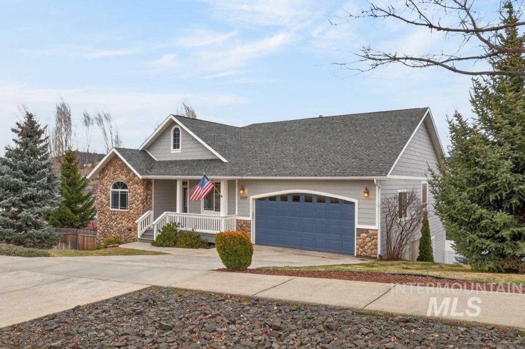 Photo of 2309 Cambridge Ct, Moscow, ID 83843 (MLS # 98978358)