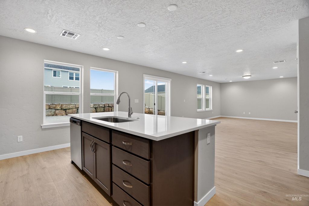 Photo of 1585 SW Silverstone Ave, Mountain Home, ID 83647 (MLS # 98955145)