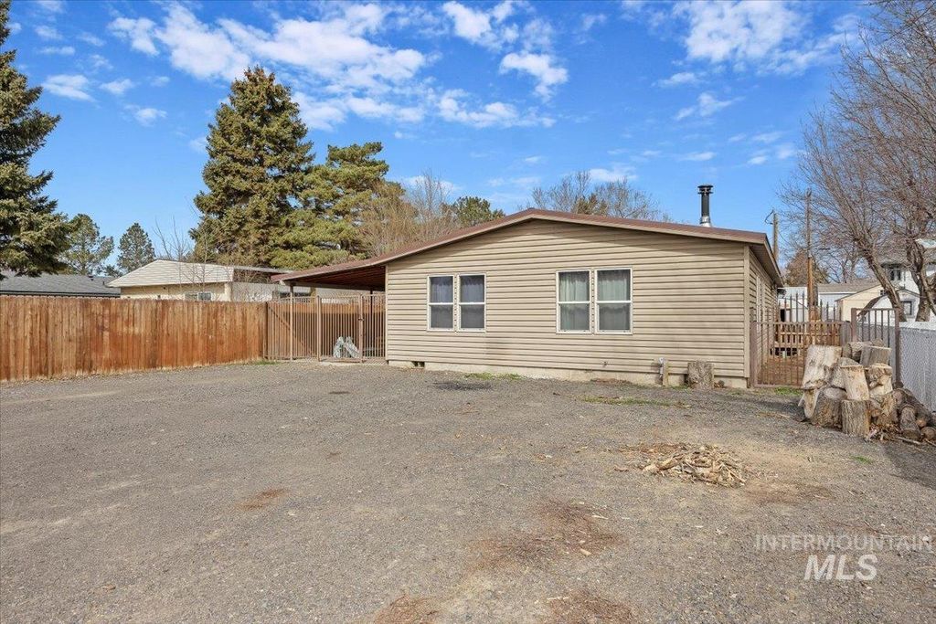 Photo of 420 E Avenue C, Wendell, ID 83355 (MLS # 98977962)