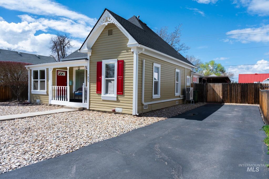 Photo of 855 SW 3rd St, Ontario, OR 97914 (MLS # 98980861)