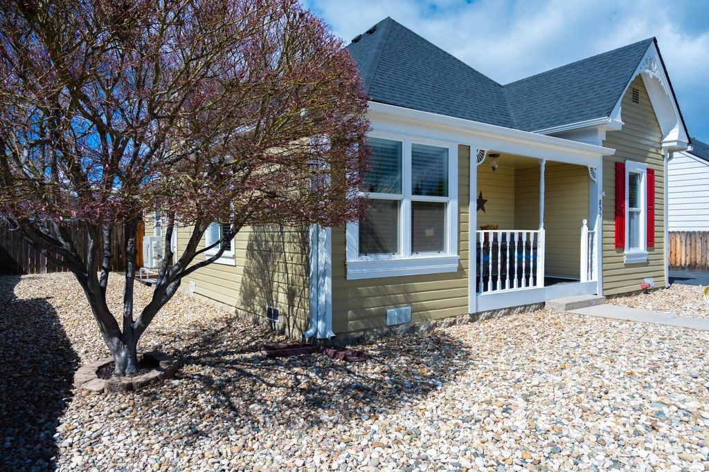 Photo of 855 SW 3rd St, Ontario, OR 97914 (MLS # 98980861)