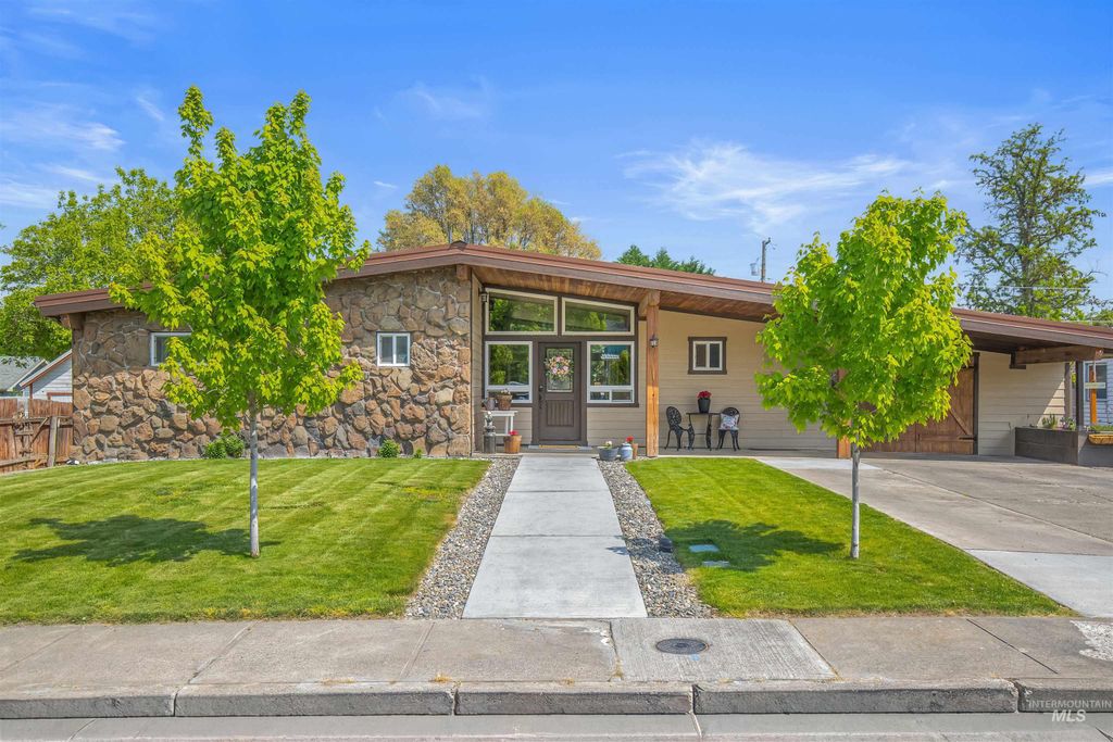 Photo of 1221 9th Street, Clarkston, WA 99403 (MLS # 98984782)