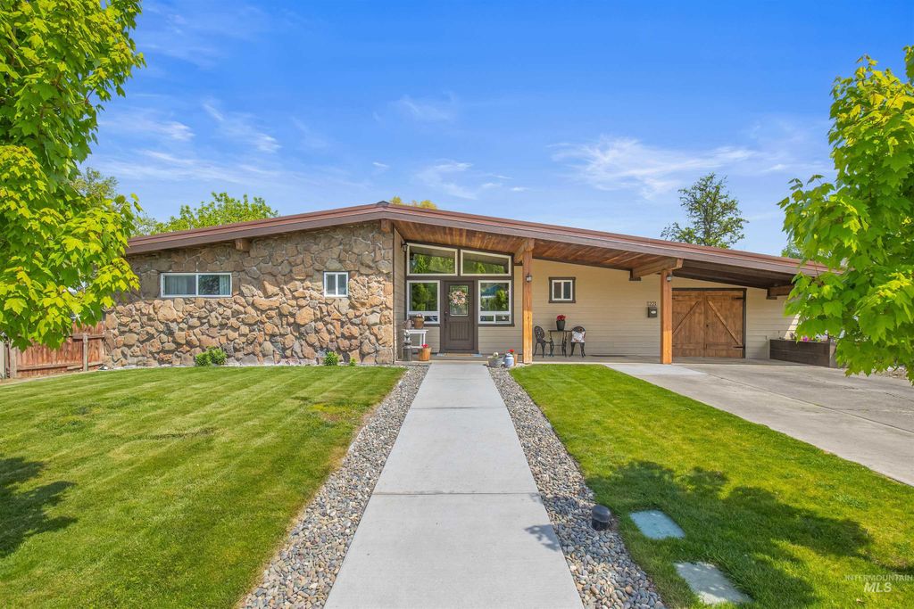 Photo of 1221 9th Street, Clarkston, WA 99403 (MLS # 98984782)