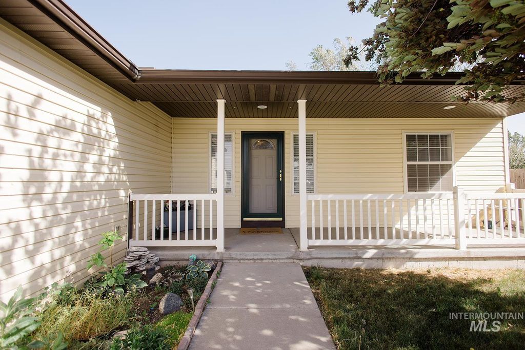 Photo of 1089 NW Amanda Rae CT, Mountain Home, ID 83647 (MLS # 98986390)