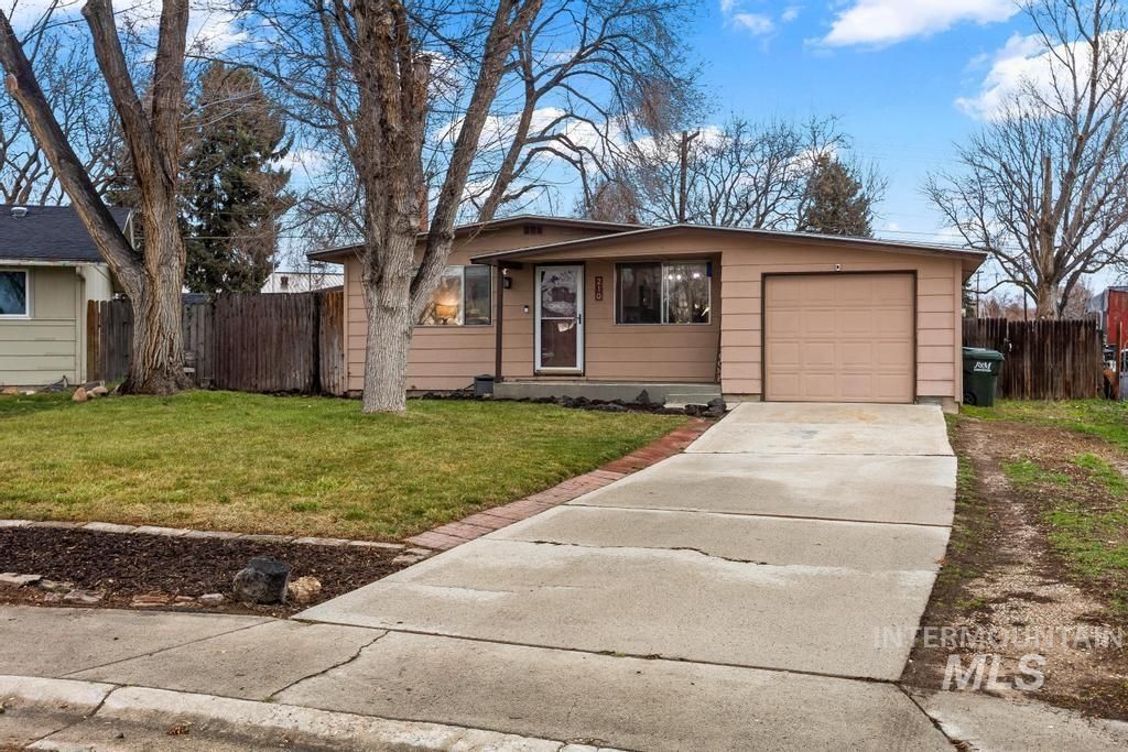 Photo of 210 E Morris Ct, Kuna, ID 83634 (MLS # 98976904)