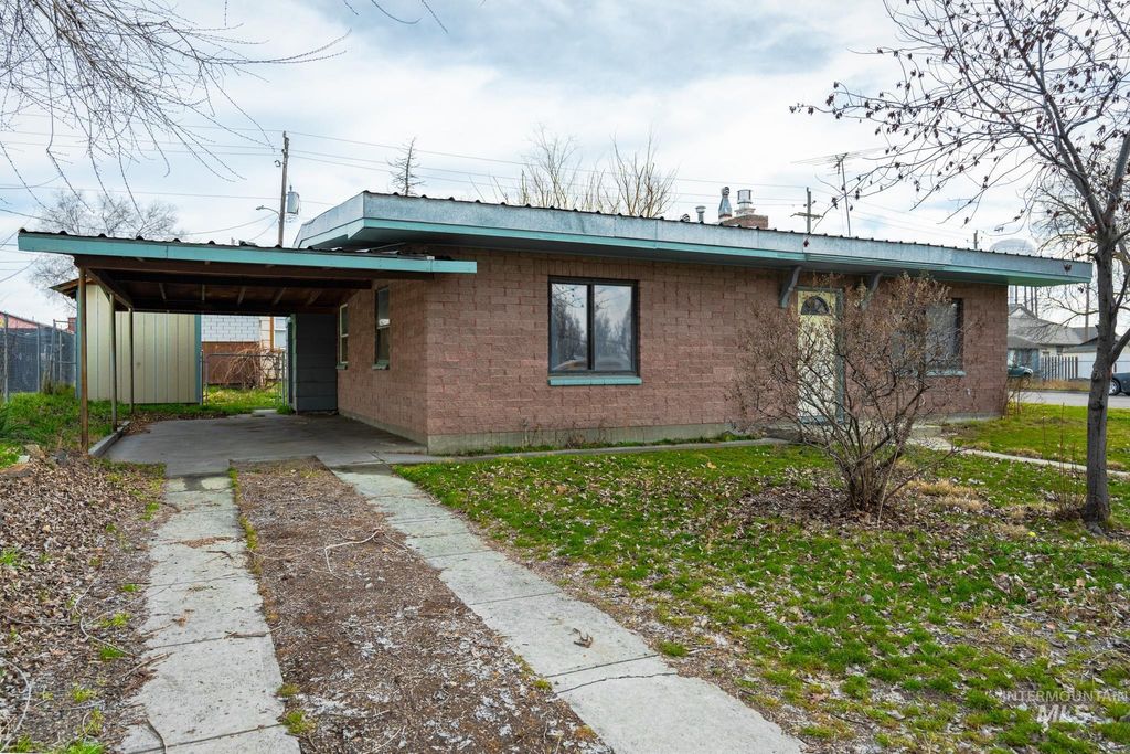 Photo of 510 NW 1st St, Ontario, OR 97914 (MLS # 98971807)