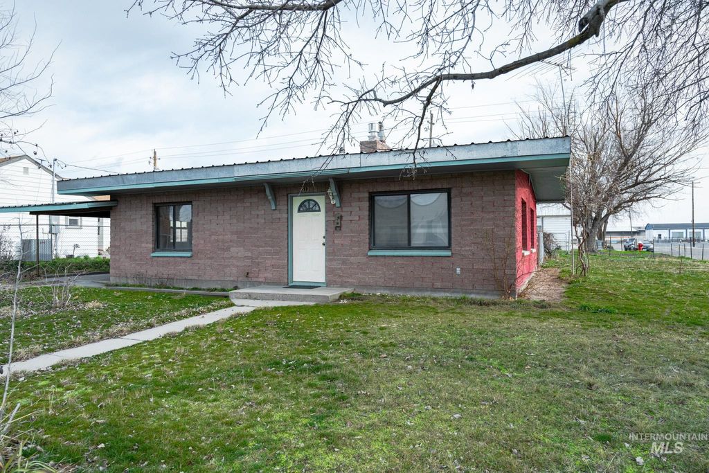 Photo of 510 NW 1st St, Ontario, OR 97914 (MLS # 98971807)