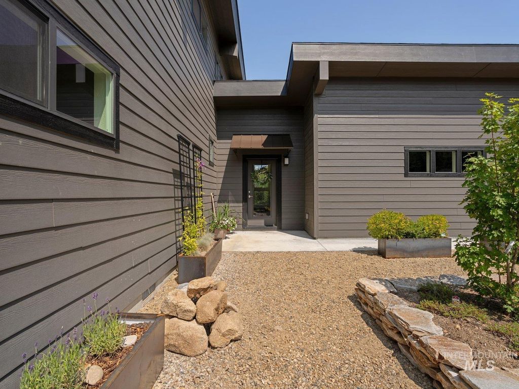 Photo of 58 Wapiti Ct, Garden Valley, ID 83622 (MLS # 98971047)