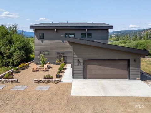 Photo of 58 Wapiti Ct, Garden Valley, ID 83622 (MLS # 98971047)