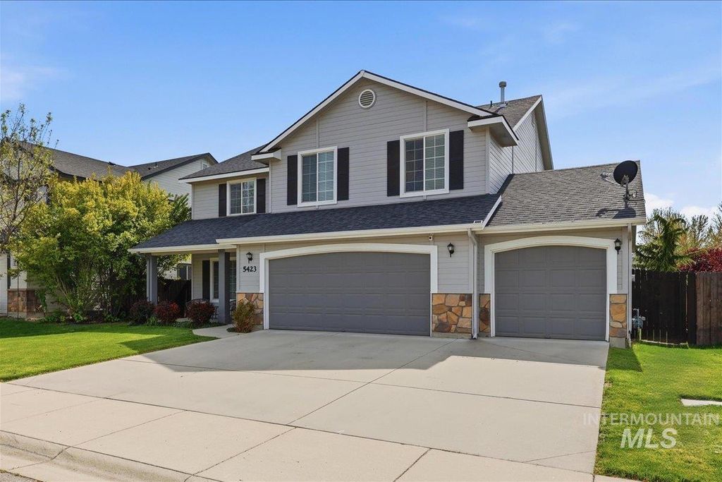 Photo of 5423 N Isla Ave, Meridian, ID 83646 (MLS # 98984165)