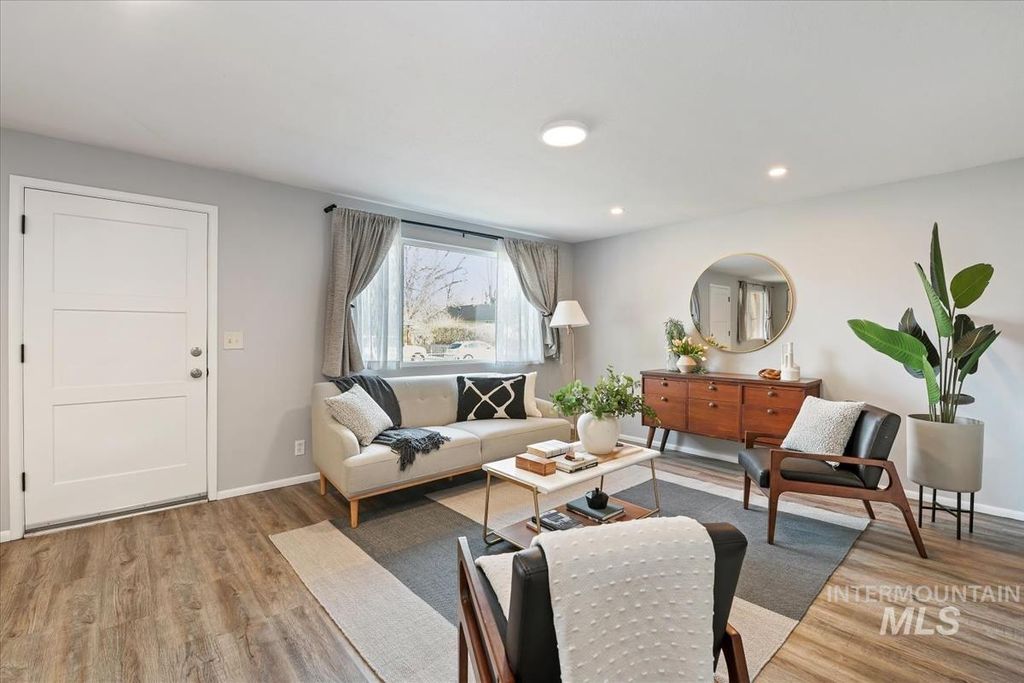 Photo of 6417 W Everett St, Boise, ID 83704 (MLS # 98977924)