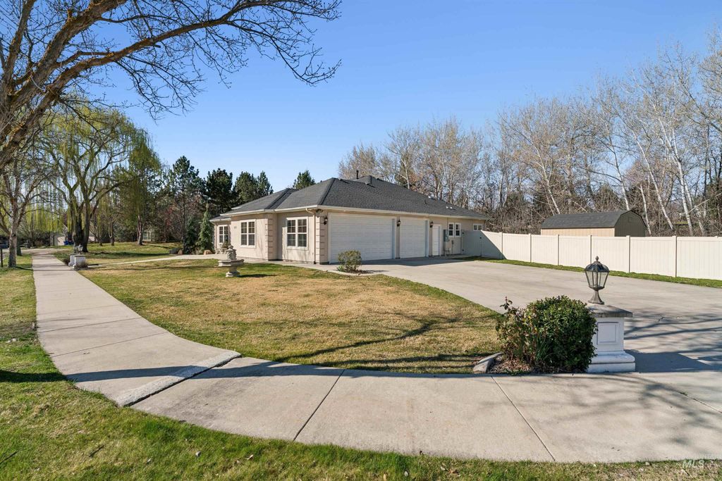 Photo of 977 N Woodvalley Pl, Eagle, ID 83616 (MLS # 98978836)