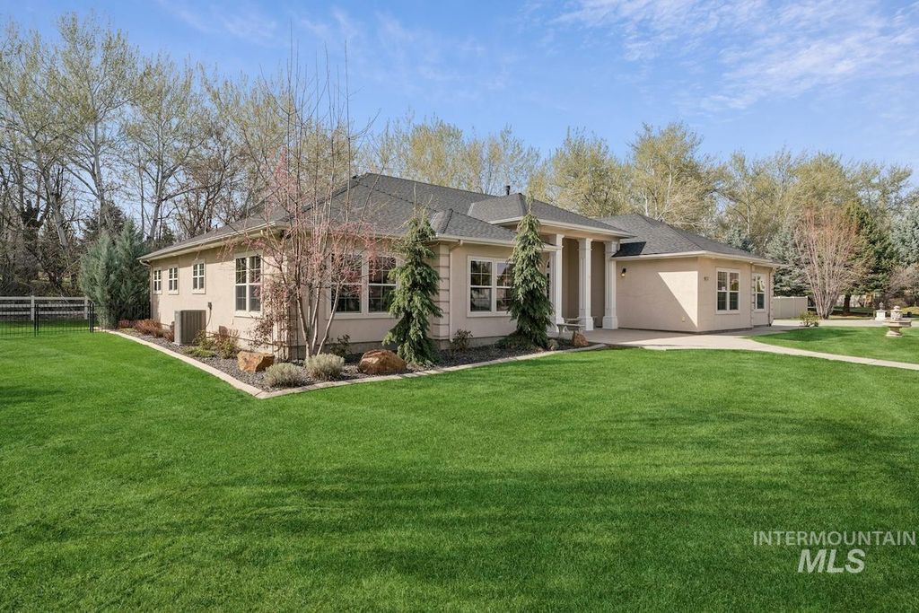 Photo of 977 N Woodvalley Pl, Eagle, ID 83616 (MLS # 98978836)