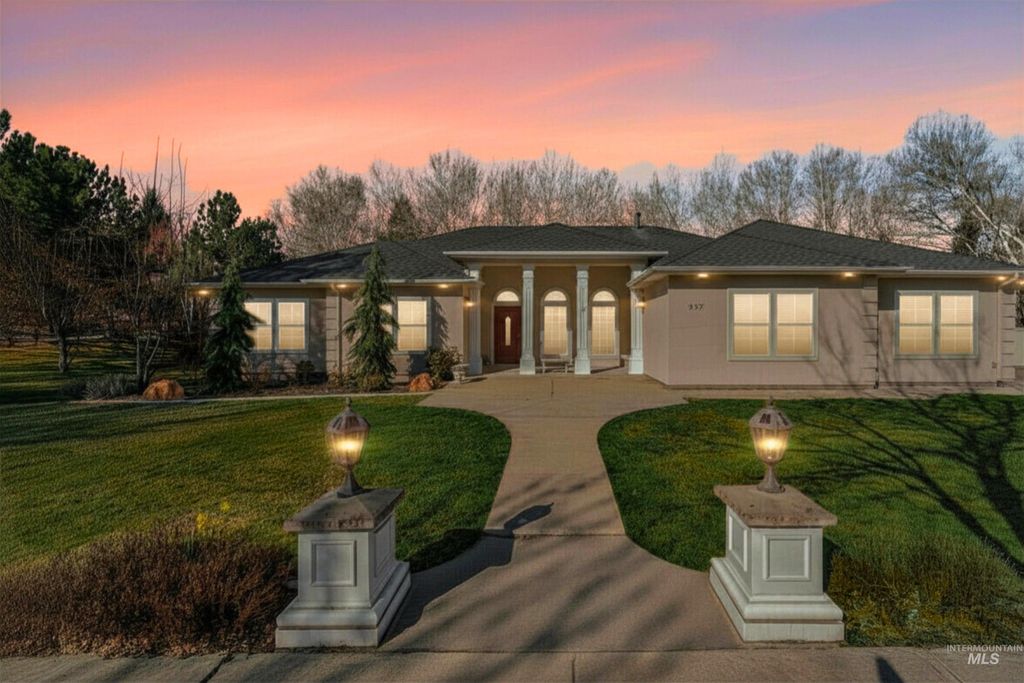 Photo of 977 N Woodvalley Pl, Eagle, ID 83616 (MLS # 98978836)