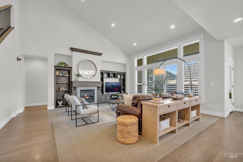 Photo of 5717 N Fairborn Avenue, Meridian, ID 83646 (MLS # 98973261)