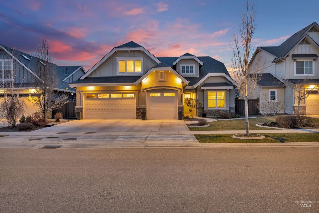 Photo of 5717 N Fairborn Avenue, Meridian, ID 83646 (MLS # 98973261)