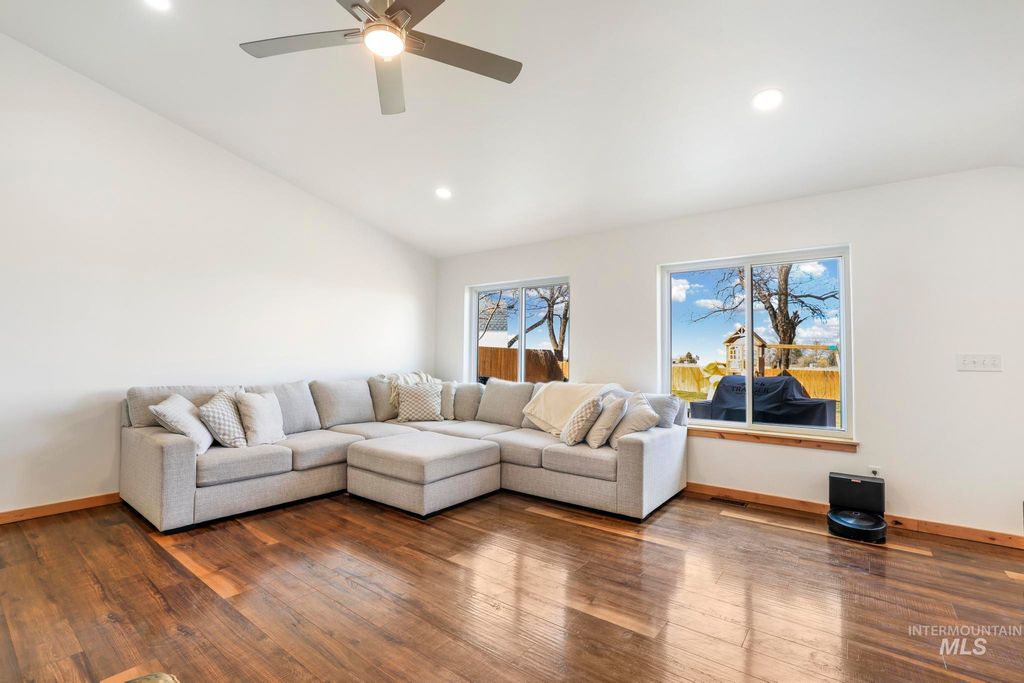 Photo of 385 El Camino Ave, Twin Falls, ID 83301 (MLS # 98977819)