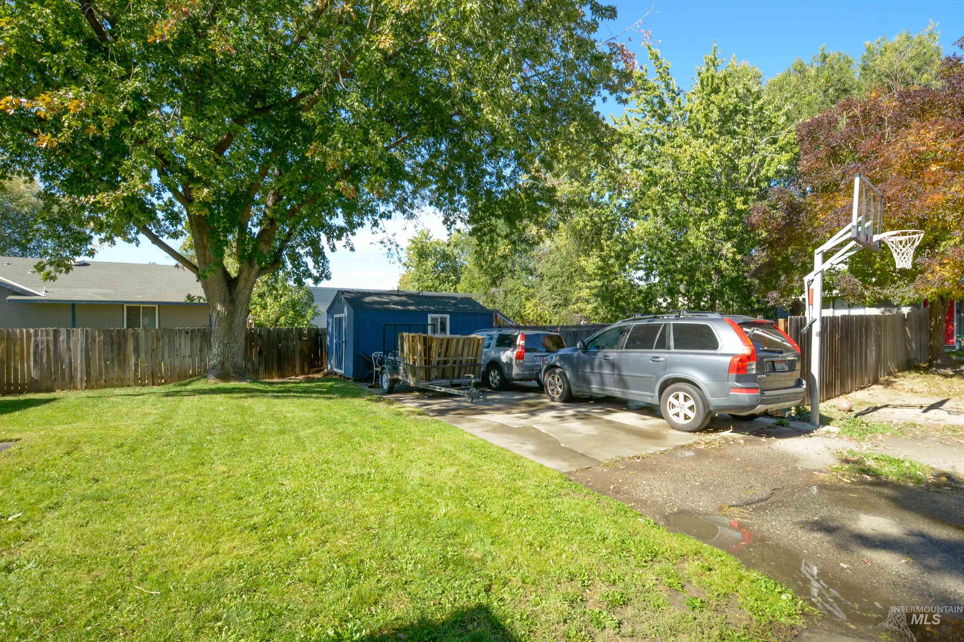 View of yard with a storage shed