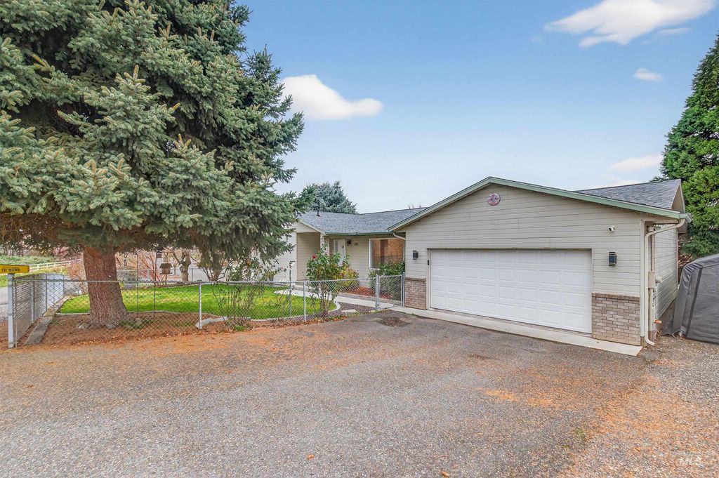 Photo of 1373 Toby Ln, Clarkston, WA 99403 (MLS # 98969775)