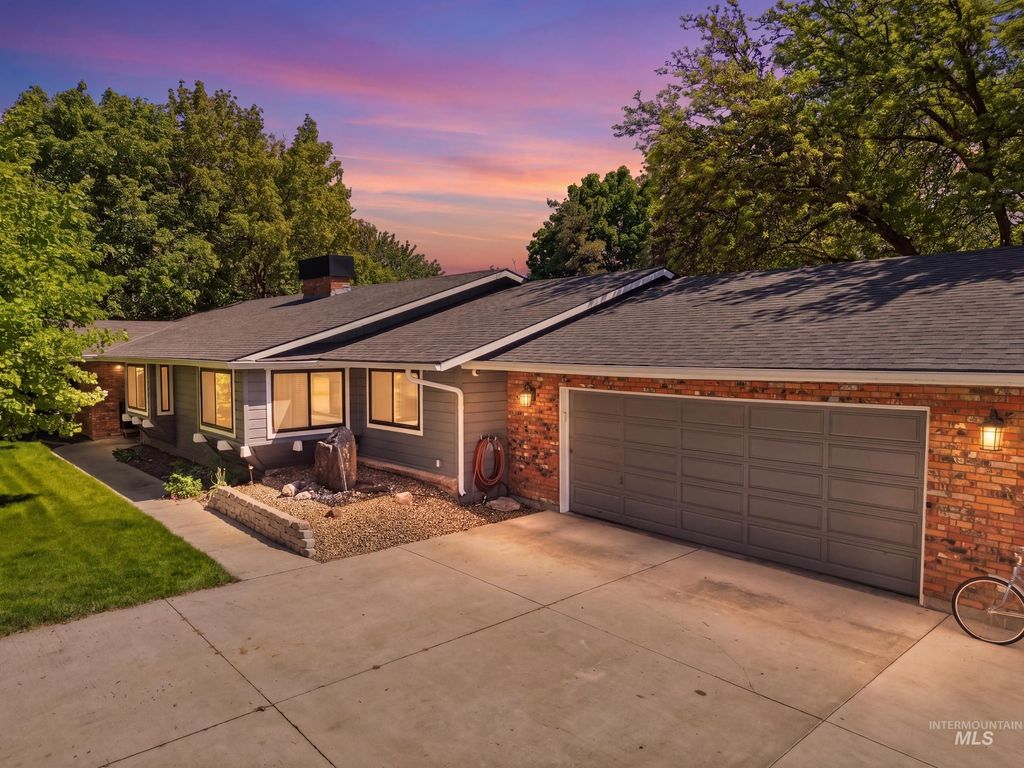 Photo of 15385 Rosewood St, Caldwell, ID 83607 (MLS # 98984990)
