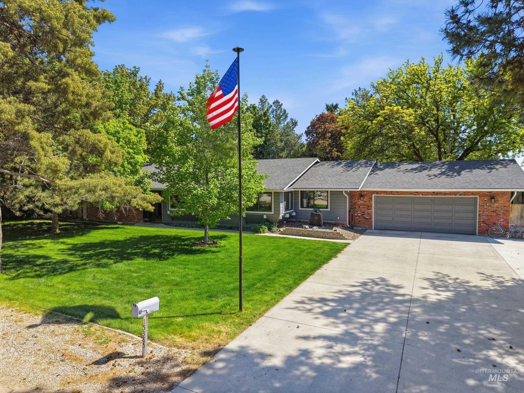 Photo of 15385 Rosewood St, Caldwell, ID 83607 (MLS # 98984990)