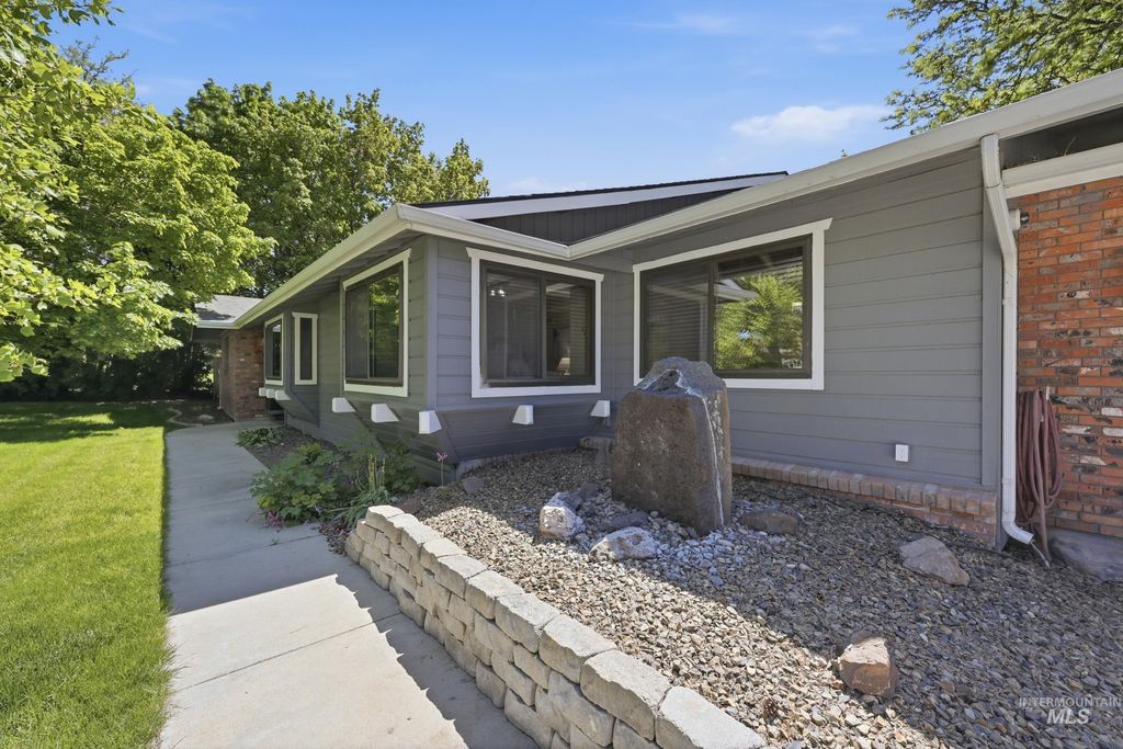 Photo of 15385 Rosewood St, Caldwell, ID 83607 (MLS # 98984990)