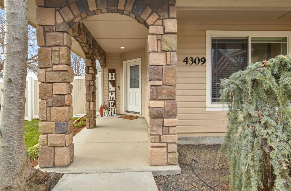 Photo of 4309 N Heritage Woods Way, Meridian, ID 83646 (MLS # 98969090)