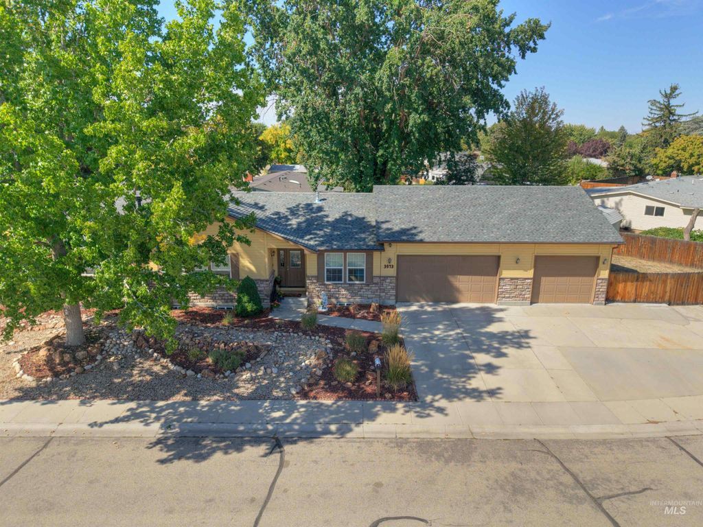 Photo of 3573 N Rugby Dr, Boise, ID 83704 (MLS # 98965161)