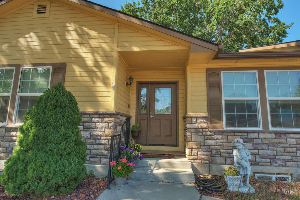 Photo of 3573 N Rugby Dr, Boise, ID 83704 (MLS # 98965161)