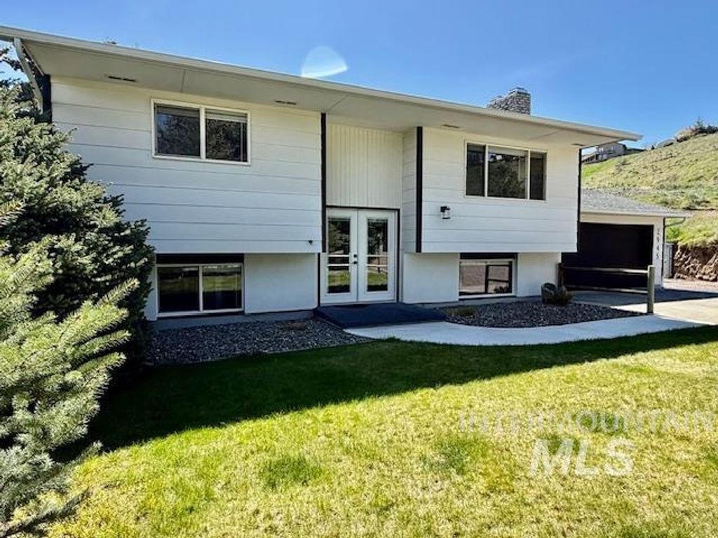 Photo of 2945 S 25th Street, Clarkston, WA 99403 (MLS # 98982846)