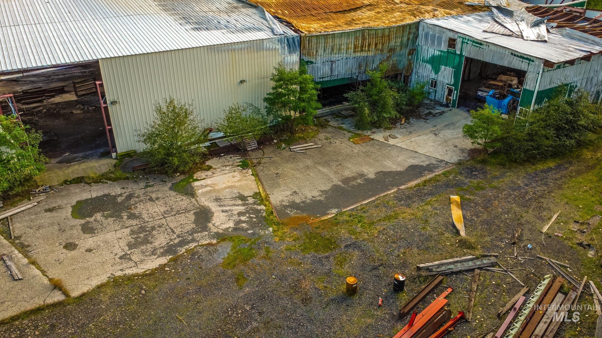 View of yard featuring an outdoor structure