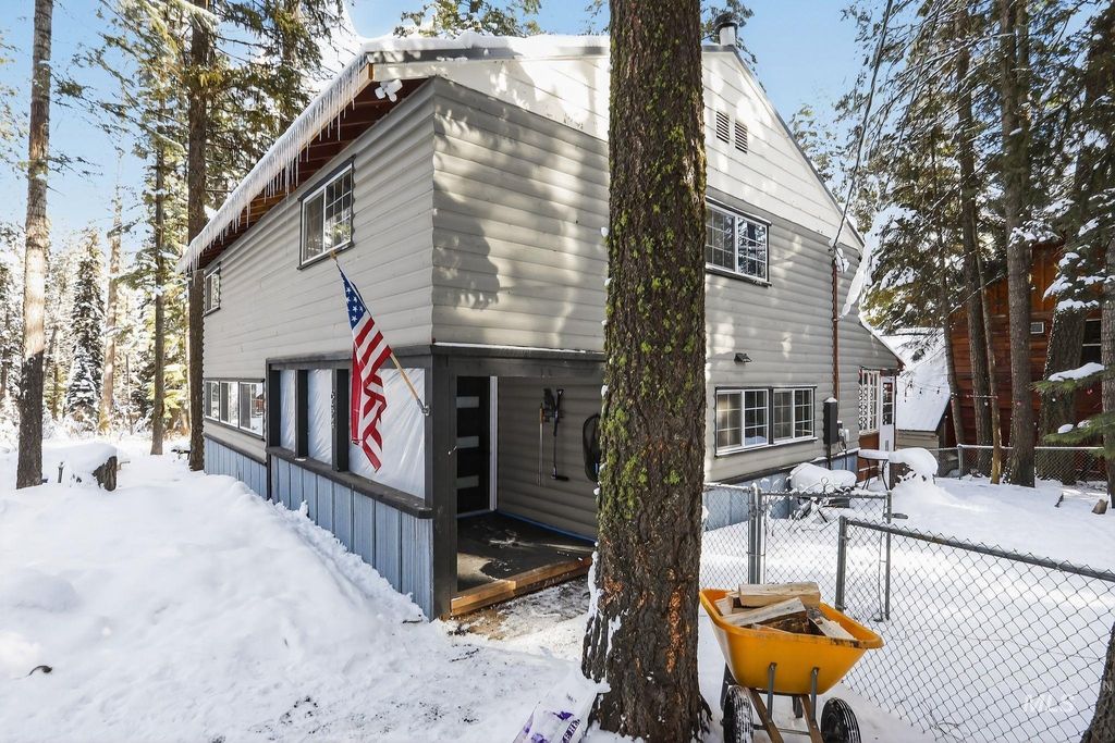 Photo of 654 Bings Rd, Cascade, ID 83611 (MLS # 98975896)