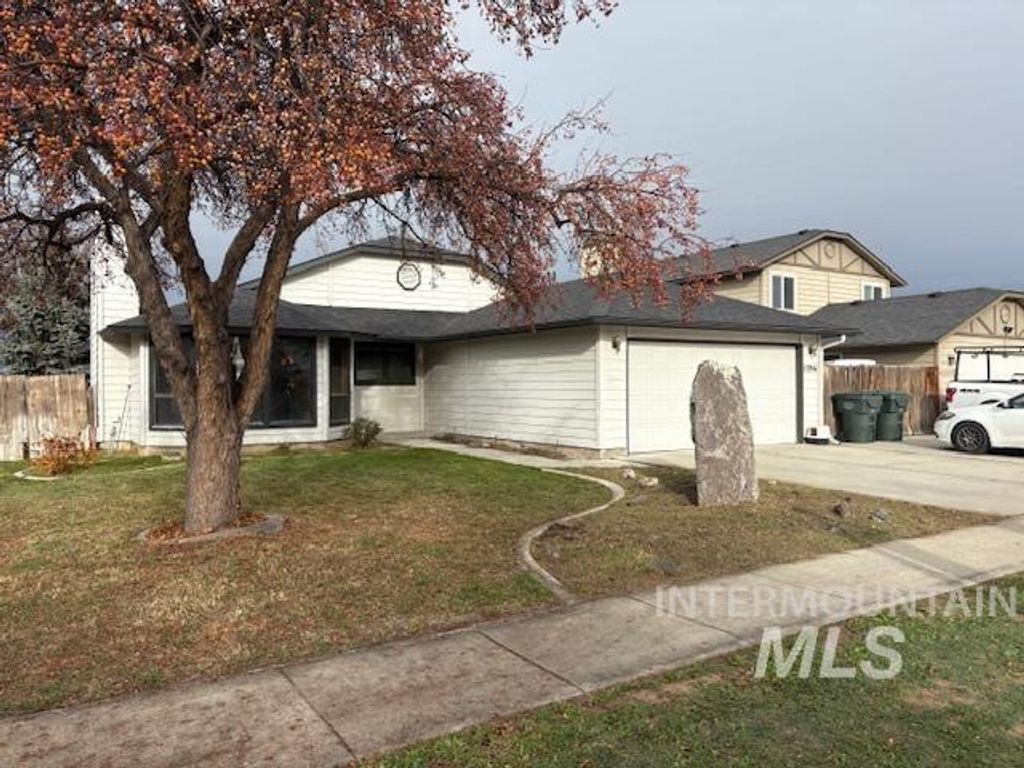 Photo of 1396 W Crest Wood Dr, Meridian, ID 83642 (MLS # 98968659)