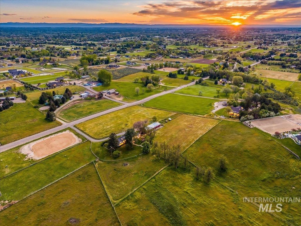 Photo of 500 Stillwell Dr, Eagle, ID 83616 (MLS # 98984541)