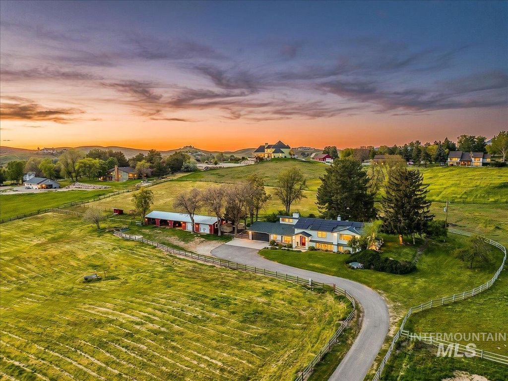 Photo of 500 Stillwell Dr, Eagle, ID 83616 (MLS # 98984541)