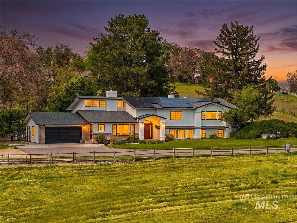 Photo of 500 Stillwell Dr, Eagle, ID 83616 (MLS # 98984541)