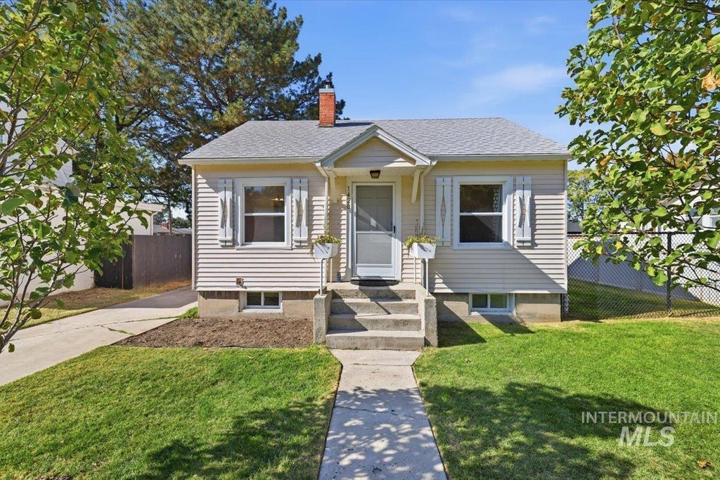 Photo of 1420 Arlington Ave, Caldwell, ID 83605 (MLS # 99003352)