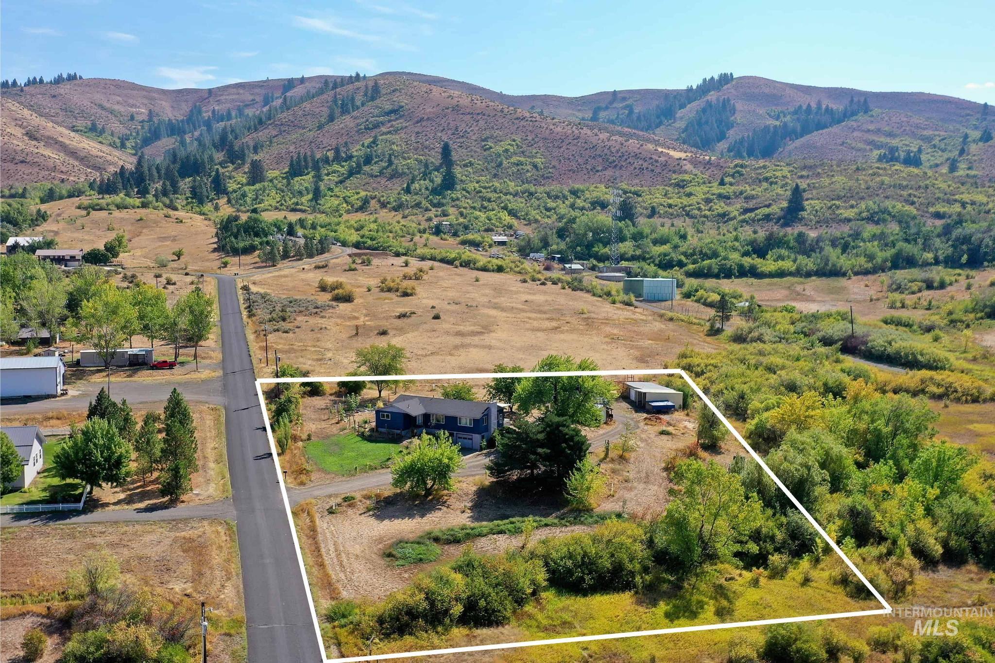 View of property location featuring property parcel outlined and a mountainous background