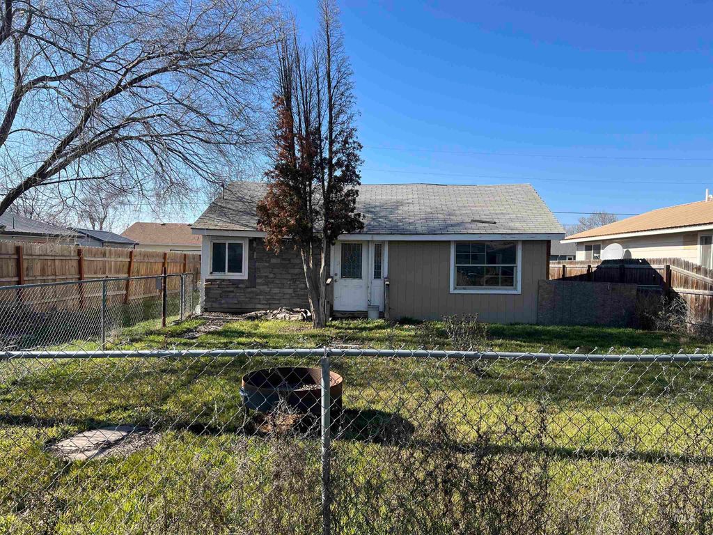 Photo of 717 N 3rd St, Nyssa, OR 97913 (MLS # 98973881)