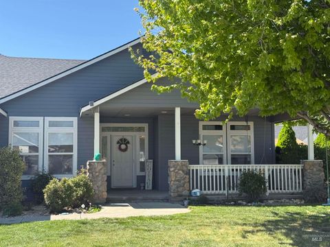 Photo of 445 NW Jerome Ave, Mountain Home, ID 83647 (MLS # 98984605)