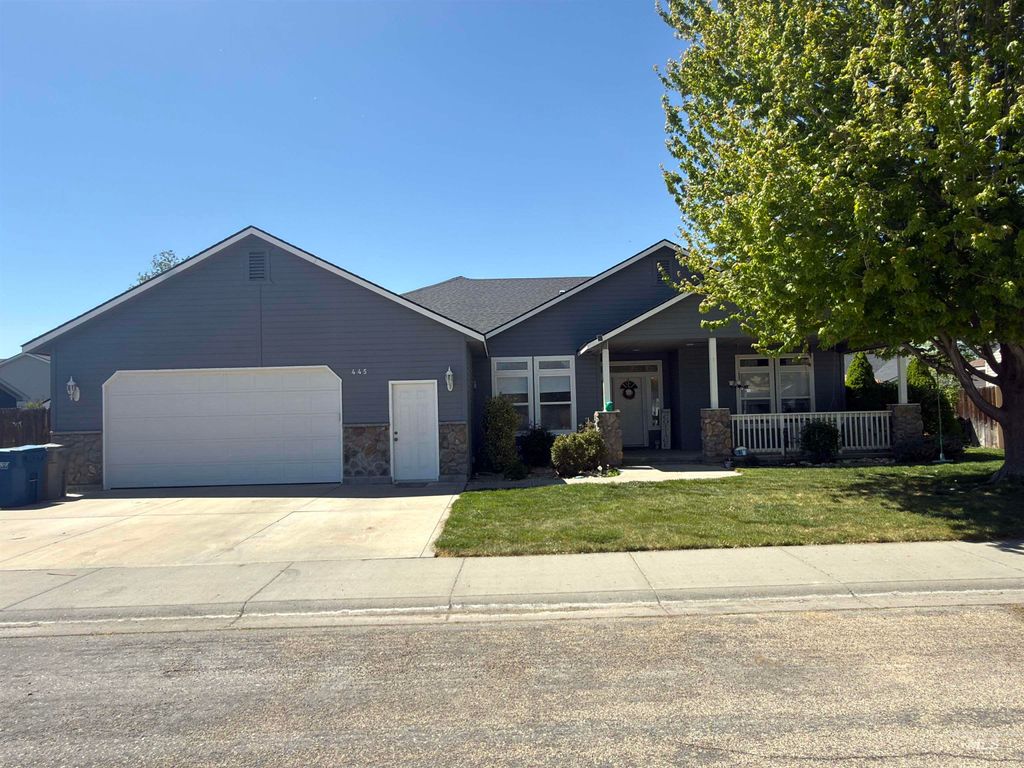 Photo of 445 NW Jerome Ave, Mountain Home, ID 83647 (MLS # 98984605)