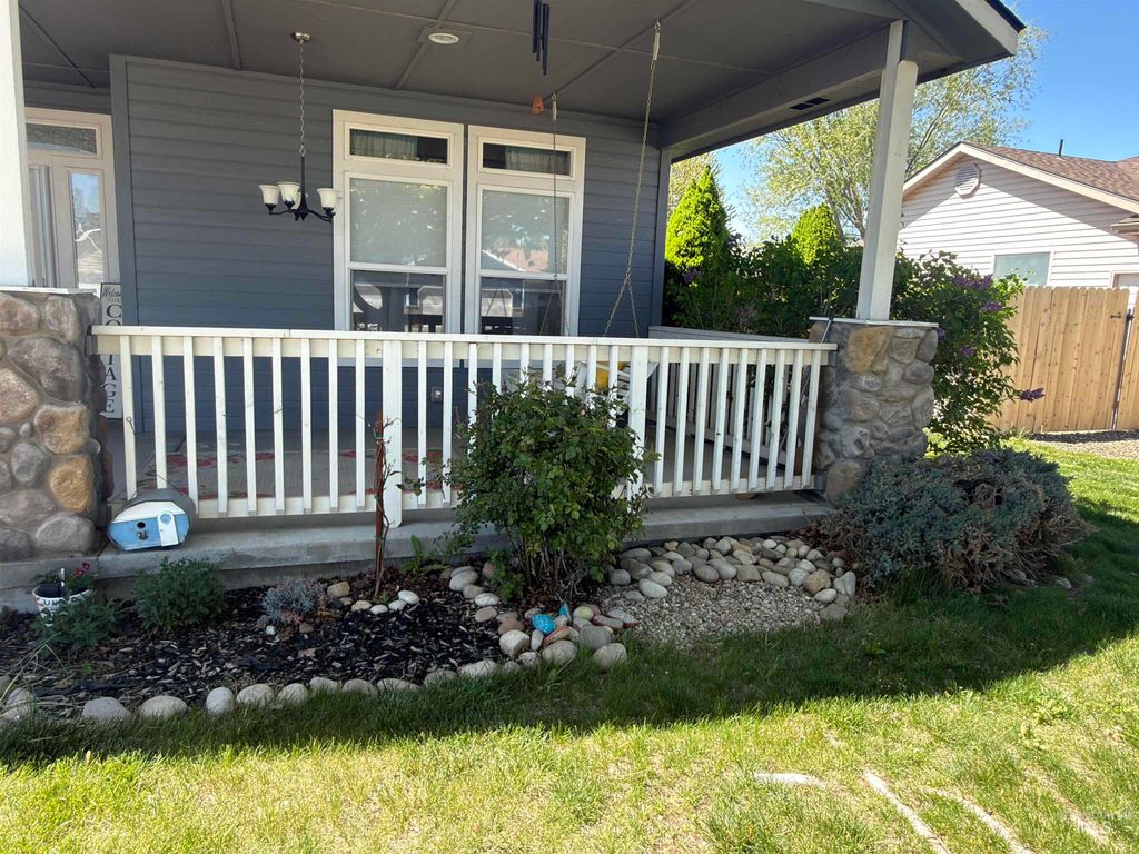 Photo of 445 NW Jerome Ave, Mountain Home, ID 83647 (MLS # 98984605)