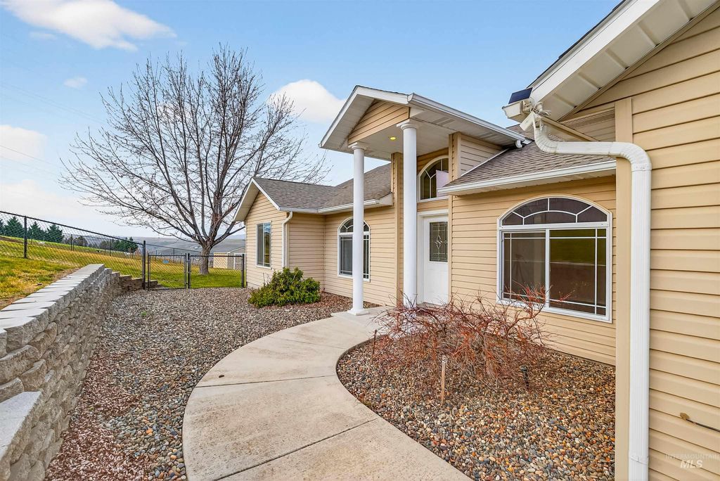 Photo of 2924 27th Street, Clarkston, WA 99403 (MLS # 98974508)