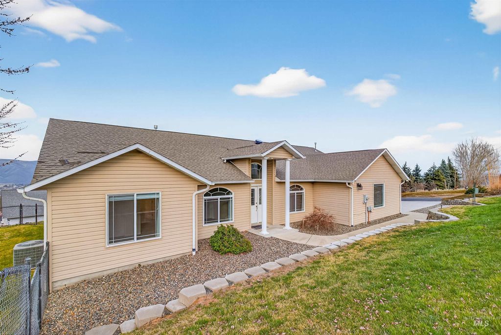 Photo of 2924 27th Street, Clarkston, WA 99403 (MLS # 98974508)