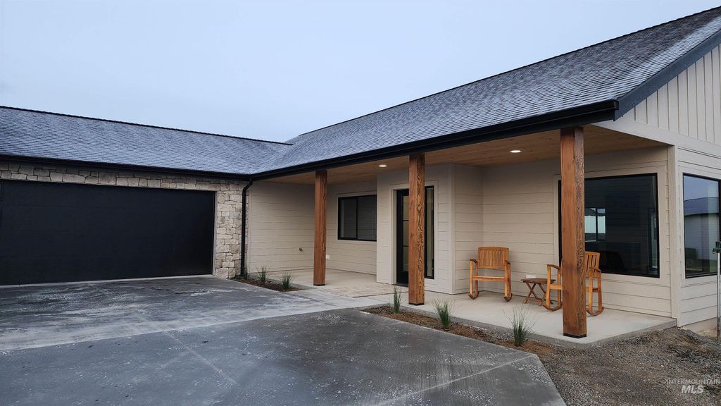 Photo of 1733 Canyon Crest Way, Lewiston, ID 83501 (MLS # 98968484)