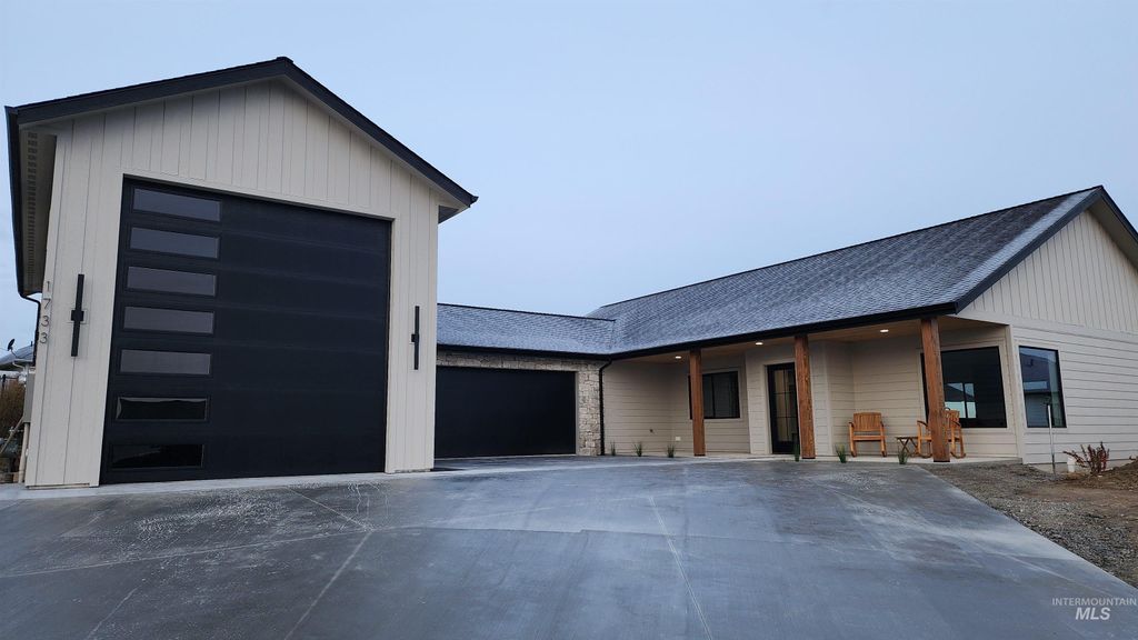 Photo of 1733 Canyon Crest Way, Lewiston, ID 83501 (MLS # 98968484)