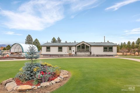 Photo of 300 Cabarton Rd, Cascade, ID 83611 (MLS # 98969972)
