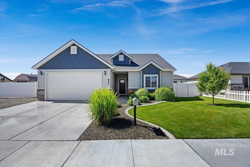 Photo of 823 Craven Ave, Buhl, ID 83316 (MLS # 98990457)